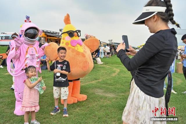 图为小朋友在嘉年华上游玩。中新社记者 陈骥旻 摄