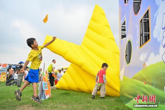 图为小朋友在嘉年华上游玩。中新社记者 陈骥旻 摄