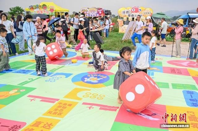 图为小朋友在嘉年华上游玩。中新社记者 陈骥旻 摄