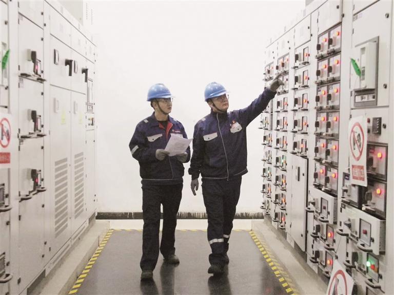 青海铜业运维人员开展日常设备巡检。图片由受访单位提供