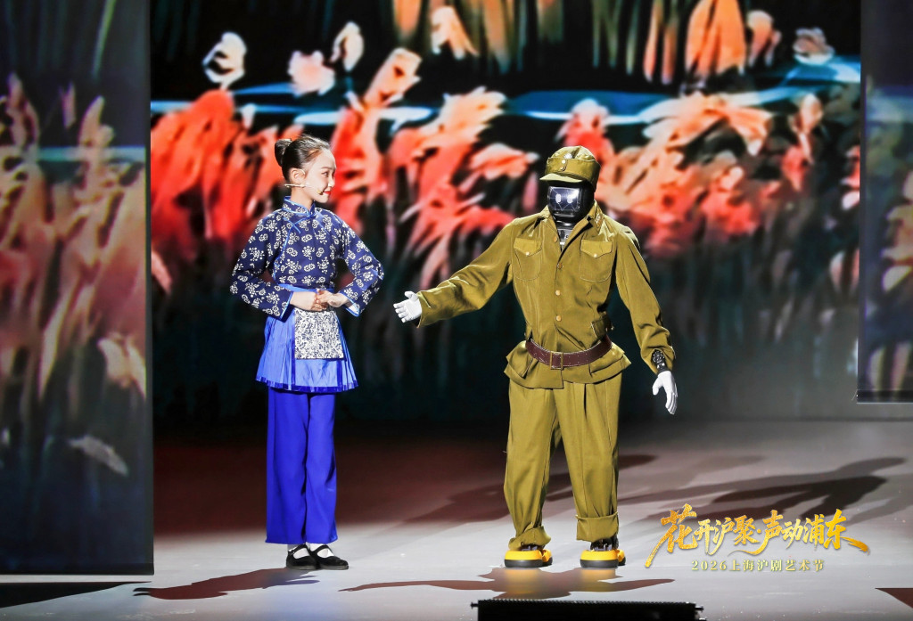 机器人与小朋友一起唱沪剧