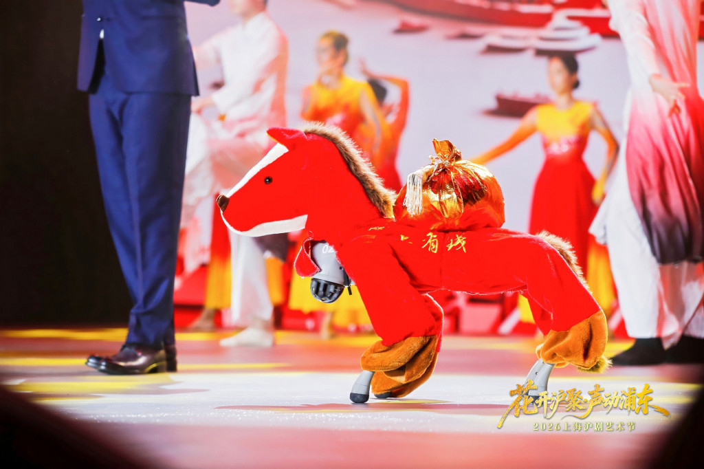 机器狗和演员同台互动