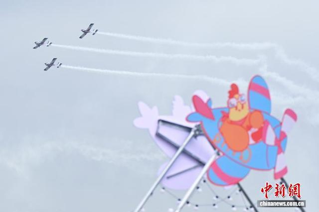 图为飞机编队进行飞行表演。中新社记者 陈骥旻 摄