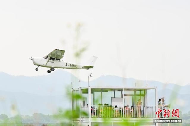 图为参赛飞机进行领航飞行、精确着陆两大科目竞赛。中新社记者 陈骥旻 摄