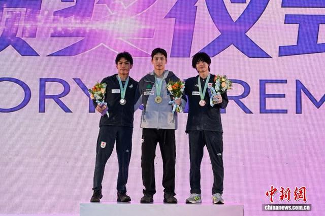 图为颁奖现场，韩国选手李道贤(中)获金牌。中新社记者 刘忠俊 摄