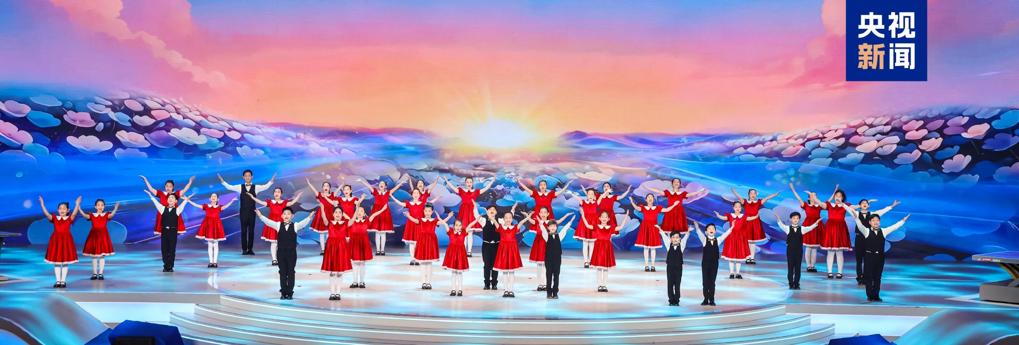 △中美“乒乓外交”55周年纪念大会上，中美青少年合唱歌曲《银球飞舞花盛开》。